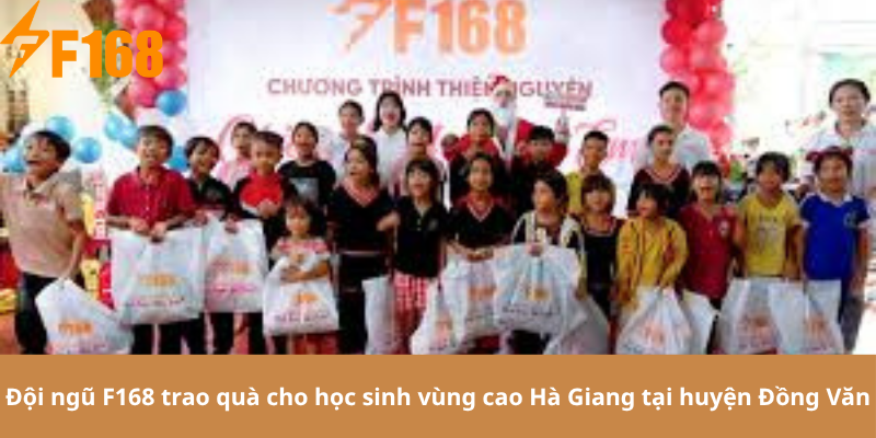 Đội ngũ F168 trao quà cho học sinh vùng cao Hà Giang tại huyện Đồng Văn